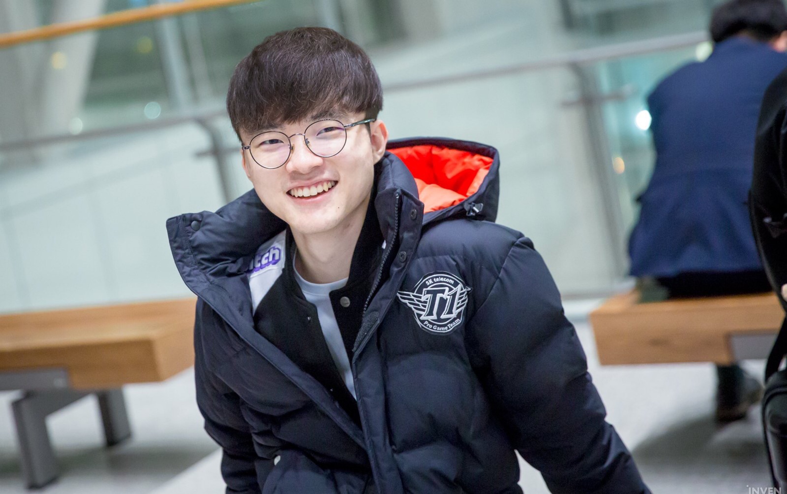 扎金花实战技巧：如何通过“弃牌频率”建立你的稳健形象并完成致命偷鸡？（扎金花实战策略：通过合理弃牌率树立稳健形象，精准时机完成致命偷鸡）