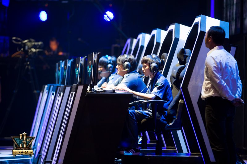 FURIA Esports 击败 Astralis 并晋级 IEM Cologne 2025 的第二阶段